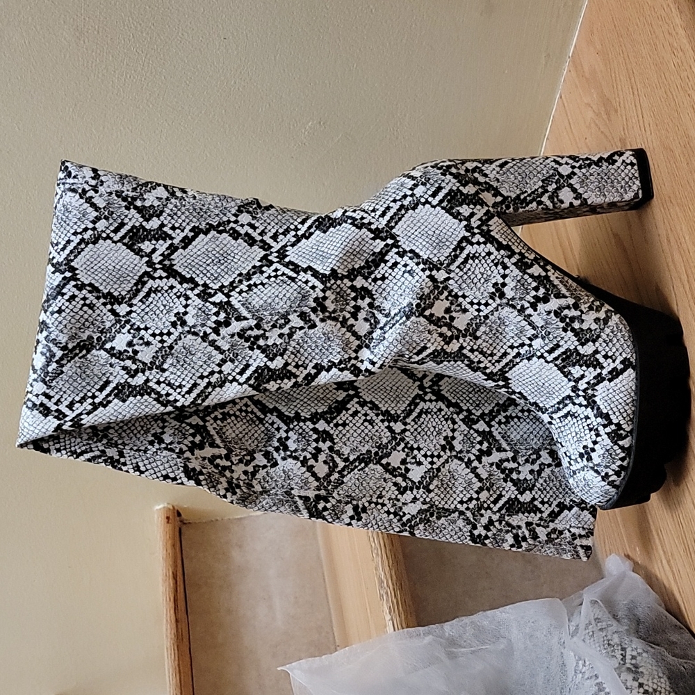 Snake Skin knee high boots fashion nova sz 9